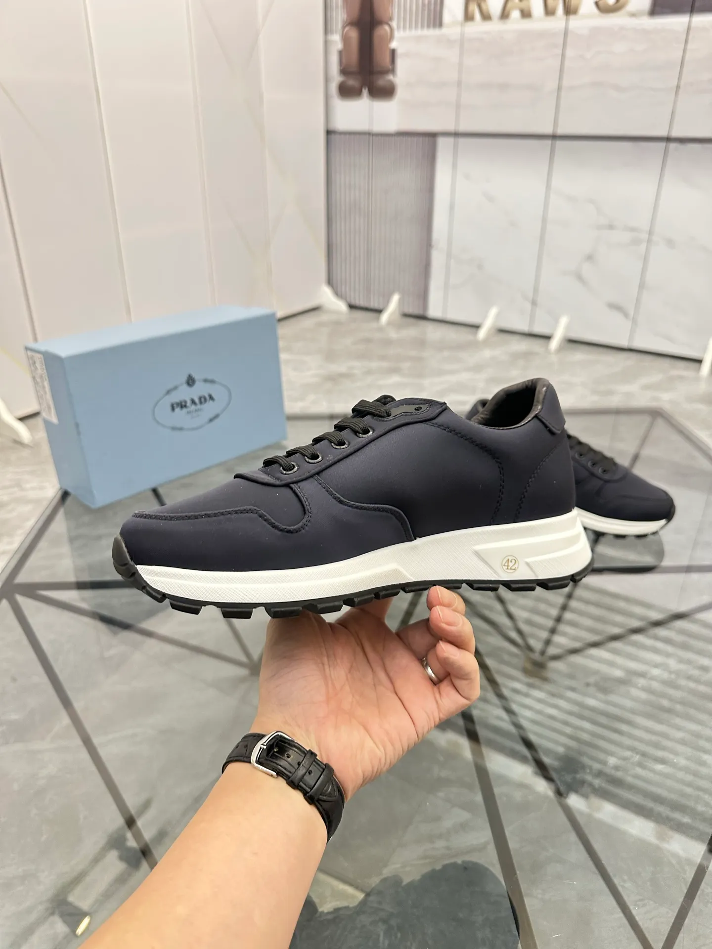 Men's shoes: 💰P440¥ Product trademark: Prada *"Prada*" low-top casual shoes Regular size: 38-44 (can be customized to 45.46) Product materials: Upper imported from the counter original fabric, sheepskin lining, original outsole. Number: 835